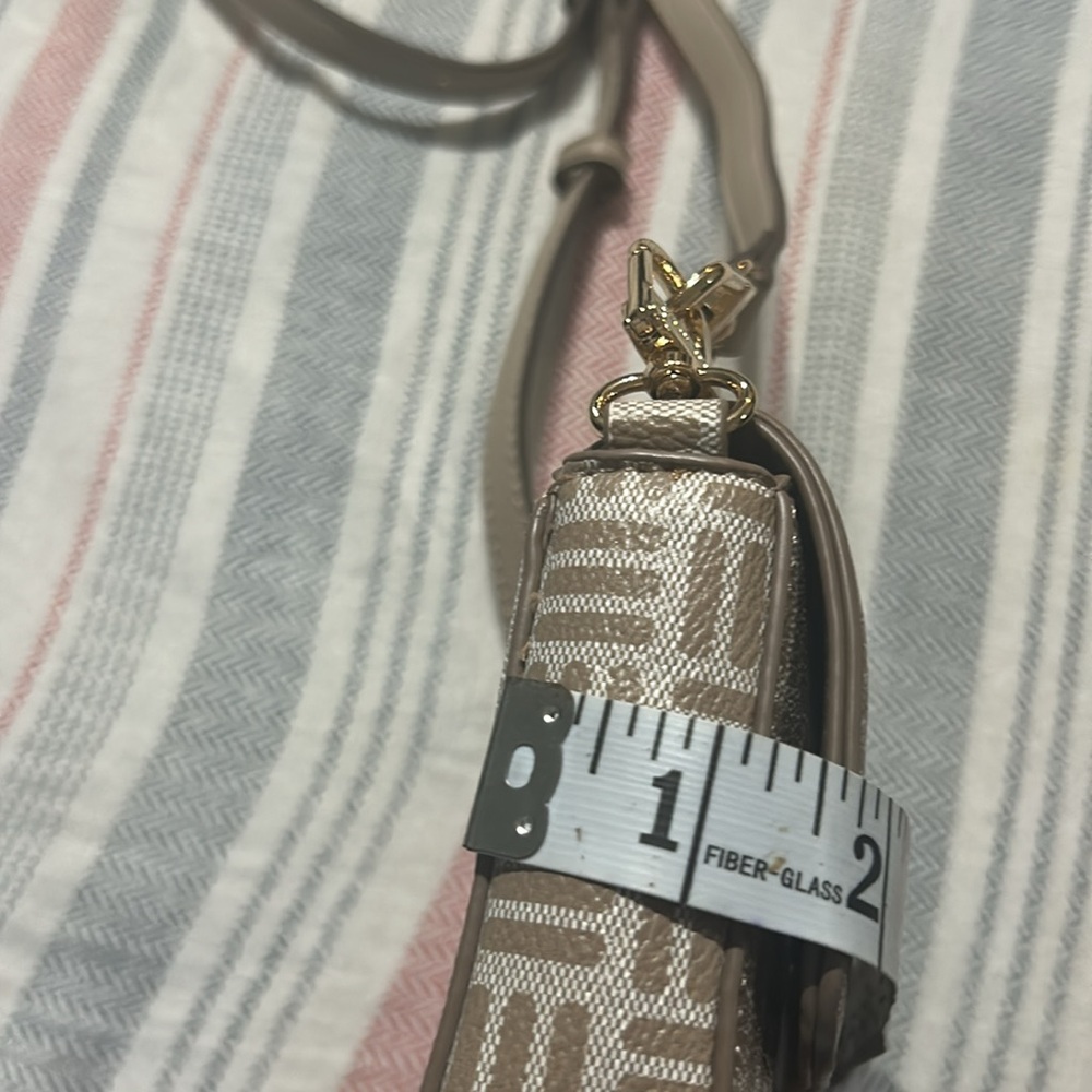 Small Beautiful Purse Color Tan. - Picture 8 of 9